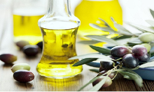 Trên thế giới hiện nay có khoảng hơn 700 loại cây bạch đàn khác nhau, phân bổ chủ yếu ở Úc và Niu Di Lân. Bạch đàn cũng được trồng khá phổ biến ở Việt Nam. Tinh dầu bạch đàn được coi là sản phẩm giá trị nhất của loại cây này.