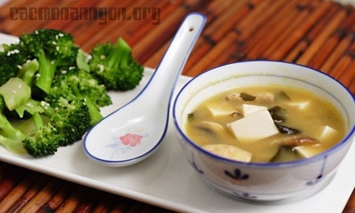 Thực phẩm cũng có thể cung cấp cho bạn đủ chất lỏng, vì thế người Nhật rất chuộng ăn súp nóng, vừa bổ sung nước lại vừa thêm chất dinh dưỡng và giữ dáng. Ảnh: Cacmonanngon.
