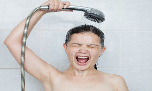 Người Nhật tắm nước nóng với nhiệt độ cao để huyết áp tăng lên. Nhiệt độ khoảng 38-40% sẽ làm cho máu được lưu thông tốt hơn và vì thế mà lượng calo trong cơ thể cũng sẽ được đốt cháy nhanh hơn rất nhiều. Ảnh: Songkhoe.