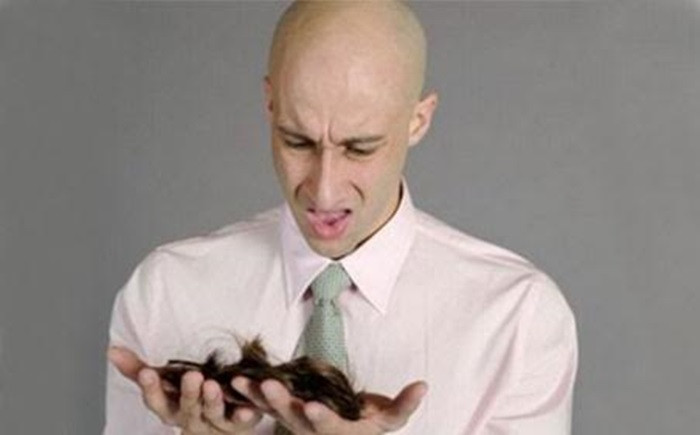 Rối loạn chức năng tuyến giáp. Điều này được chứng minh bởi tuyến giáp ở cổ họng có nhiệm vụ điều tiết sự tăng trưởng của râu và tóc. Nếu chức năng của tuyến giáp trục trặc thì lượng hormone bị giảm xuống gây suy giáp, làm gián đoạn quá trình tăng trưởng của tóc, khiến tóc không thể mọc được, rụng đi. Ảnh: Khampha.