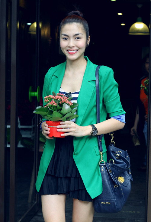 Chắc chắn áo khoác blazer không thể thiếu trong tủ đồ của các cô nàng ưa thích phong cách thời trang thanh lịch, trang nhã nhưng vẫn rất cá tính. Đây cũng là mẫu áo khoác được Tăng Thanh Hà ưa thích nhất. Ảnh: emdep.vn.