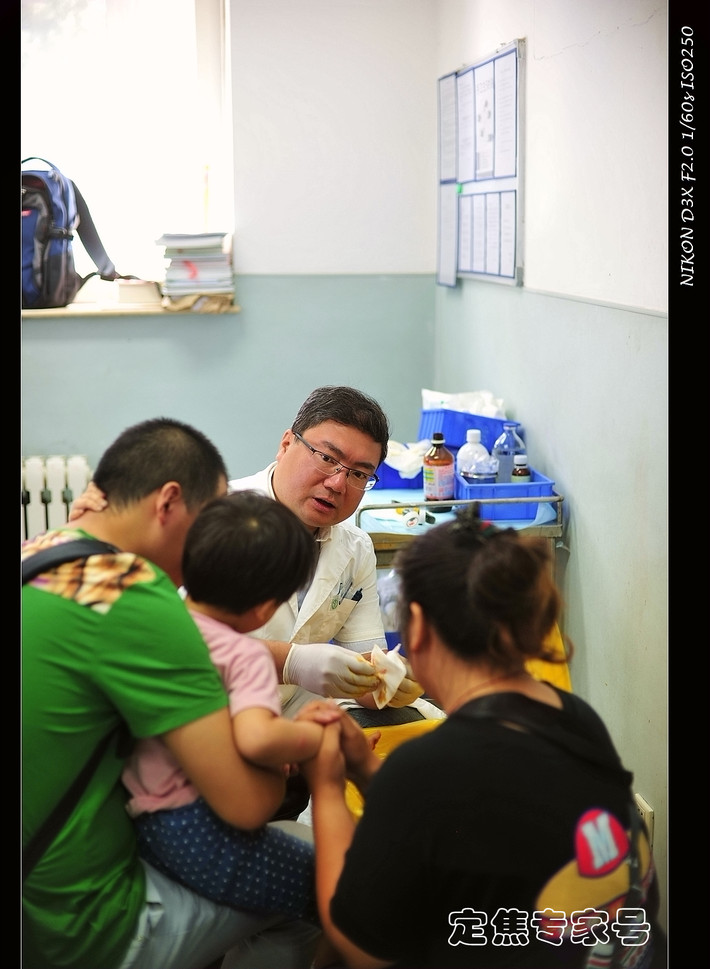 Cuộc phẫu thuật ban đầu được thông báo là rất phức tạp, các bác sỹ đã phải lấy từng ngón xương chân và dây thần kinh ghép lại thành một ngón chân hoàn chỉnh. Tuy nhiên, cha mẹ bé gái 4 tuổi cũng được các bác sỹ cảnh báo, việc khắc phục dị tật bẩm sinh có nguy cơ biến dạng cao, trong trường hợp ngón chân không thể ghép khả thi sẽ phải cắt bỏ, điều này ảnh hưởng nghiêm trọng đến đứng và đi bộ. Sau khi đánh giá rủi ro, cha mẹ bé gái quyết định phẫu thuật.