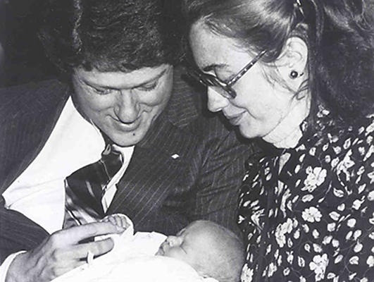 Ông Clinton kể lại, ông đã phải cầu hôn cô gái Clinton xinh đẹp đến 3 lần mới được đồng ý. Sau khi kết hôn, cặp vợ chồng đón con gái đầu lòng Chelsea trong vui mừng khôn xiết. Ảnh: Boomsbeat.