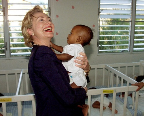 Bà Hillary dành sự quan tâm lớn đến trẻ em và phụ nữ. Bà thường xuyên dành những chiến dịch về nhóm này. Ảnh bà cưng nựng một em bé tại Dominica vào năm 1998. Ảnh: Reuters.