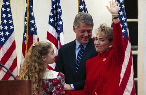 Gia đình ông bà Clinton vô cùng hạnh phúc và thường xuyên có nhau. Ảnh gia đình Clinton trong dịp ông Bill thông báo tranh cử tổng thống Mỹ ngày 3/11/1991. Ảnh: AP