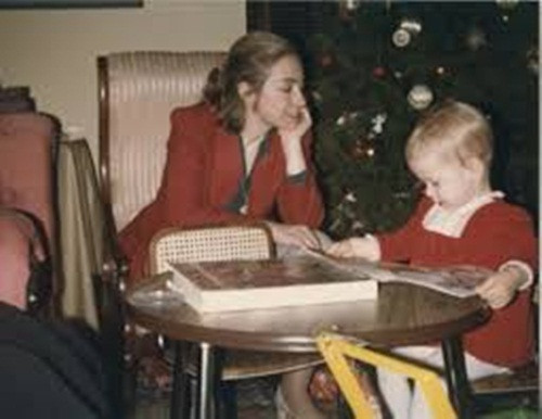 Tự tay bà Hillary nuôi dưỡng con gái trở thành một người thành công như bây giờ. Bà cũng là hậu phương vững chắc để chồng mình có thể an tâm hoạt động chính trị. Ảnh: Jusstjared.
