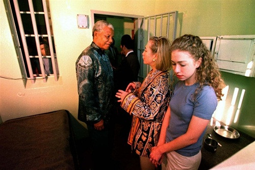 Bà Hillary cùng con gái thường xuyên có mặt trong những hoạt động của chồng. Ảnh chuyến đi năm 1997 bà Hillary và con gái thăm nơi ông Nelson Mandela bị giam cầm trên đảo Robben, Cape Town, Nam Phi.
