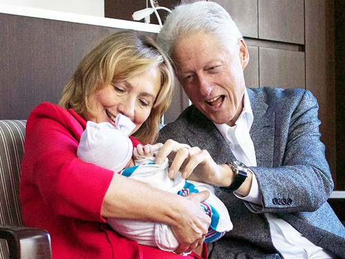 Năm 2014, sau khi rời chính trường, bà Hillary trở về với đời thường và gia đình đón cháu ngoại đầu lòng. Ảnh: CNN.