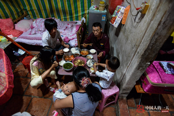 Sau hơn 20 năm thiếu vắng tình yêu thương của cha mẹ. Cuối cùng Lệ Bình cũng chuyển đến thành phố Sán Đầu, tỉnh Quảng Đông để đoàn tụ với gia đình. Tại đây, cô kết hôn với một người đàn ông trẻ.