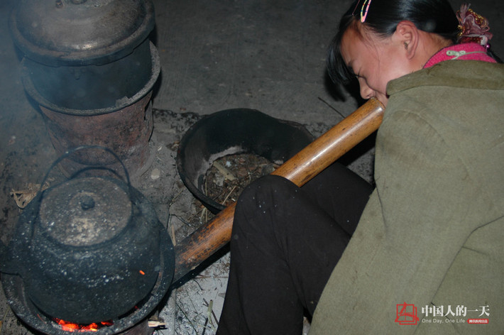 Dù tật nguyền, nhưng là con gái lớn . Lệ Bình thường san xẻ công việc giúp ông bà. Mỗi lần nấu cơm, Lệ Bình phải kẹp ống thổi bằng chân để nổi lửa, bụi tro bếp khiến mắt cô nhoèn ướt.