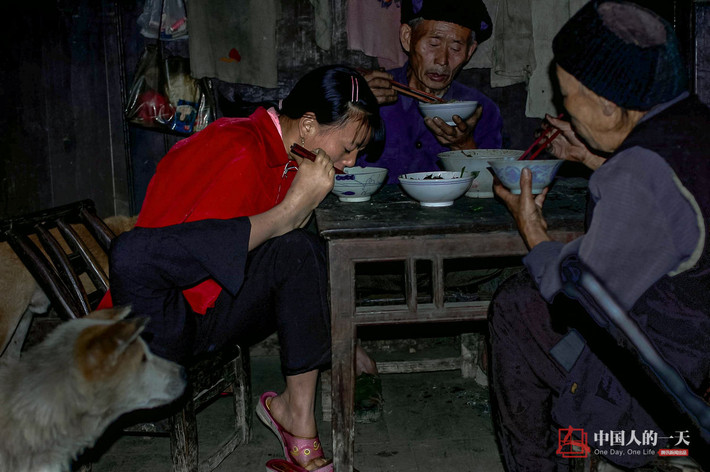 Lệ Bình có thể sinh hoạt gần như một người bình thường. Ăn uống chỉ là chuyện nhỏ đối với cô.