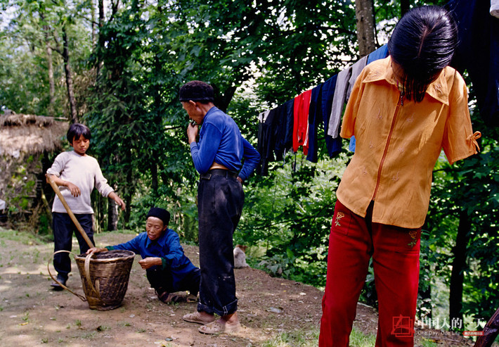 Lên 4 tuổi, Lệ Bình bị điện giật, buộc phải cắt bỏ hai tay. Để có tiền trang trải cho cuộc sống. Bố mẹ cô bỏ xứ đi làm ăn xa. Lệ Bình và hai em được ông bà gần 60 tuổi nuôi dưỡng.