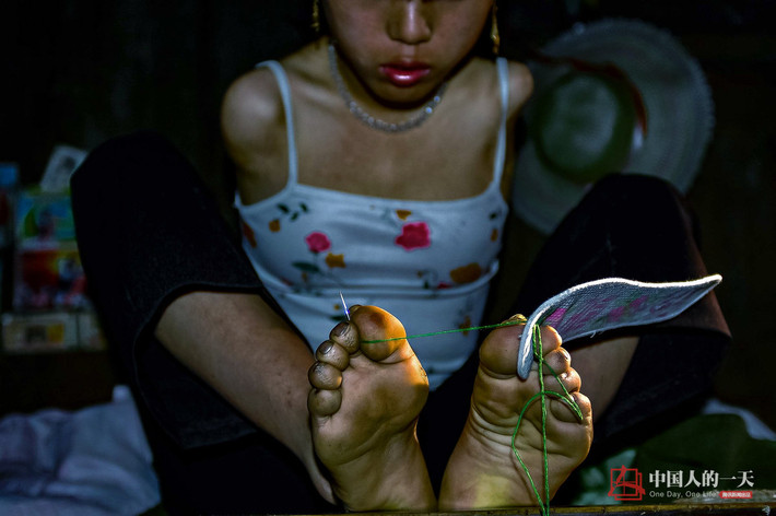 Thật khó có thể tượng tượng được nghị lực sống, đức tính kiên nhẫn và sự chăm chỉ của Lệ Bình. Cô có thể làm mọi việc với đôi chân khéo léo. Tuy nhiên, những điều đó cũng khiến các ngón chân cô trở nên to bè.