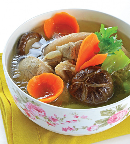 Thịt heo hầm nấm đông cô: Đây là món ăn vừa thơm ngon vừa giúp lưu thông khí huyết hiệu quả. Bạn cho dầu ăn và 1 thìa đường vào chảo, dùng đũa đảo đều tay đến khi nào đường tan hết, chuyển thành màu nâu thì cho thịt vào đảo săn lại. Cho 2 thìa nước mắm vào chảo, đảo lên cho thịt thấm đều rồi cho thêm nước dừa vào chảo, đun sôi lên, kho cho thịt mềm, ngấm gia vị. Sau đó, bạn cho nấm đông cô vào hầm. Ảnh: 7monngonmoingay.net.