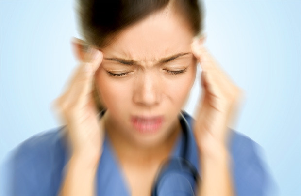 Rối loạn tiền đình là căn bệnh phổ biến với các biểu hiện như: u đầu, chóng mặt, buồn nôn, huyết áp thấp. Bệnh nặng gây khó ngủ, hay quên, hay cáu giận vu vơ, xa lánh mọi người. Ảnh: benh.vn.