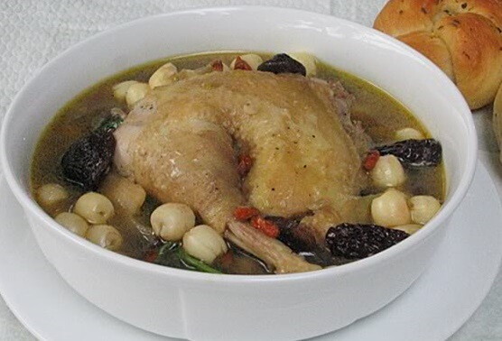 Canh thịt gà tam thất: Tam thất 10g. thịt gà 150g, gừng tươi 10g. Thịt gà cắt vừa miếng, hầm với tam thất và gừng trong 2 tiếng. Ăn 2 lần một tuần có tác dụng hoạt huyết, dưỡng huyết hiệu quả. Ảnh:roiloantiendinh.com.vn.