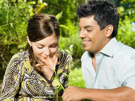 Nếu thật lòng yêu bạn, chắc chắn anh ấy rất tự hào về bạn. Ngồi với hội chiến hữu chàng sẽ hăng hái kể lại quá trình cưa cẩm bạn từ lúc làm quen cho đến khi bạn đồng ý làm người yêu.