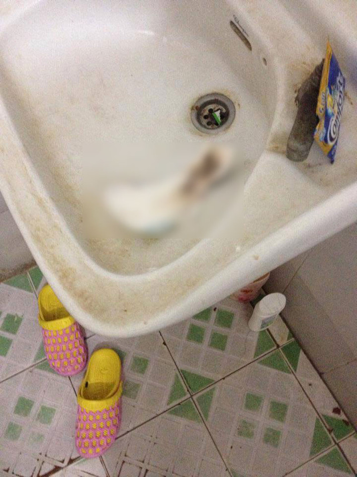 Ngay cả đồ dùng phụ nữ cũng vứt trên bồn rửa tay, sẽ chẳng ngoa nếu nói đây là những cô nàng ở bẩn siêu cấp vô địch.