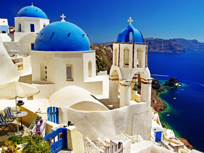 Với những vách đá cao vút và khung cảnh lãng mạn, hòn đảo Santorini luôn là một địa điểm yêu thích ở Hy Lạp cho những cặp đôi. Thưởng thức các loại rượu vang hảo hạng, ngắm nhìn khung cảnh hoàng hôn tuyệt đẹp hay đến thăm thị trấn truyền thống trên đỉnh đồi ở Oia để chiêm ngưỡng hệ thống khách sạn hạng sang, là những hoạt động thú vị bạn có thể trải nghiệm khi tới đảo Santorini.