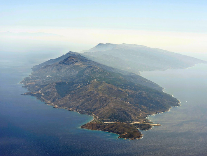 Tại Ikaria, du khách có thể tìm thấy những khu rừng tươi tốt và bãi biển tuyệt đẹp trên các vịnh nhỏ hoặc khám phá những vách đá cao vút. Các hoạt động ngoài trời như đi bộ đường dài và đi xe đạp khá phổ biến ở hòn đảo này, nhờ mạng lưới đường núi thuận tiện giúp du khách dễ dàng chiêm ngưỡng những khung cảnh hùng vĩ của các trang trại, ao hồ và rừng núi.