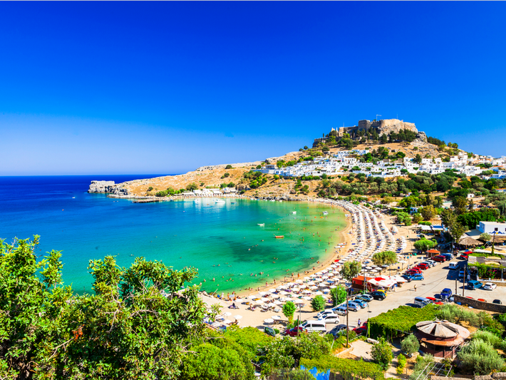 Giống như các đảo Delos, Corfu, và Athens, Rhodes là một điểm dừng phổ biến cho những người yêu thích lịch sử. Hòn đảo còn là nơi tập trung nhiều tòa nhà từ thời trung cổ, pháo đài cũng như cung điện tuyệt đẹp mà bạn có thể chiêm ngưỡng ở Old Town.