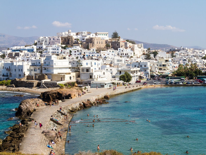 Với các bãi biển nông, Naxos là một địa điểm du lịch lý tưởng ở Hy Lạp cho các gia đình. Sự kết hợp của những bãi biển và các ngôi đền nổi bật đảm bảo sẽ khiến cả lũ trẻ và cha mẹ đều có thể tận hưởng một chuyến đi thú vị.