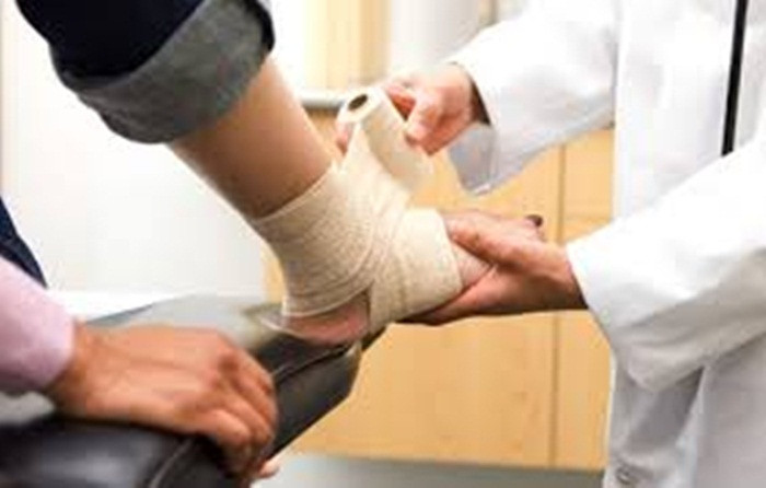 Giảm độc rắn cắn. Do có tác dụng giải độc vì thế khi bị rắn cắn hãy dùng 100g kiến đen phơi khô, giã nát và đắp lên da để nọc độc của rắn bị tan và rút ra ngoài. Ảnh: Mcare.