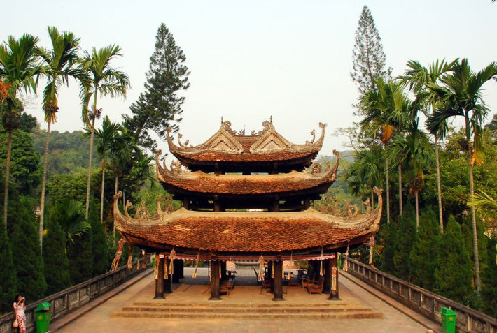 Chùa Hương – Hà Nội Chùa Hương là một danh lam thắng cảnh nổi tiếng khắp cả nước nằm ở xã Hương Sơn, huyện Mỹ Đức, Hà Nội. Ngôi chùa được xây dựng vào khoảng cuối thế kỷ 17, sau đó bị hủy hoại trong kháng chiến chống pháp năm 1947. Năm 1988 chùa Hương được phục dựng lại bởi Thượng Tọa Thích Viên Thành dưới sự chỉ dạy của cố Hoà thượng Thích Thanh Chân.