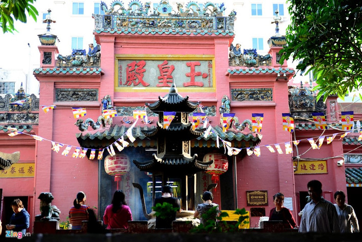 Chùa Ngọc Hoàng (Phước Tự) – TP. Hồ Chí Minh Chù Ngọc Hoàng là một trong số những ngôi cầu con còn lại trên đất Sài Gòn - Gia Định. Chùa được xây dựng từ cuối thế kỷ XIX (1892), chùa tọa lạc tại số 73 đường Mai Thị Lựu, Quận 1. Ngôi chùa này được hầu hết các cặp vợ chồng hiếm muộn trên cả nước biết đến vì nơi đây nổi tiếng về cầu con. Ai hiếm muộn thường thành tâm cầu con ở đền thờ Kim Hoa Thánh Mẫu và 12 bà mụ. Kim Hoa Thánh Mẫu theo tín ngưỡng dân gian là vị thần coi sóc việc sinh nở ở chốn nhân gian.