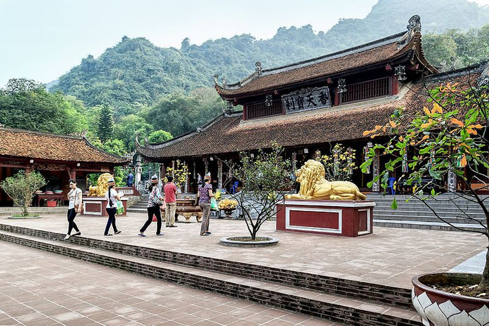 Từ xa xưa, chùa Hương đã được mọi người ca ngợi là ngôi chùa "xin con" rất linh ứng. Trong chùa có một hang đá, thạch nhũ mọc lổm chổm hai bên, tục gọi là núi Cô, núi Cậu. Nếu đôi vợ chồng nào muốn xin đẻ con trai thì làm lễ khấn ở núi Cậu, núi Cô dành cho những gia đình muốn sinh con gái.