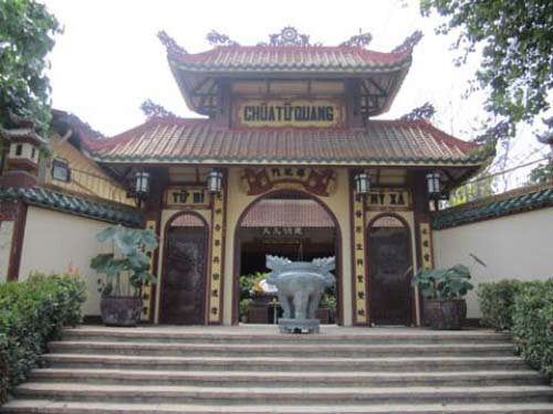 Hòa thượng Thích Nhất Hạnh, trụ trì chùa Từ Quang cho biết từ năm 2000, chùa bắt đầu thờ hương linh trẻ con vô danh. Trước đây, ngày thường có vài người đến cầu siêu, thắp hương nhưng không hiểu sao gần đây Phật tử đến nhiều. Vào ngày rằm lên đến vài ngàn người, đứng kín cả sân.
