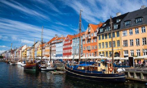 Đan Mạch. Người dân ở Đan Mạch và các nước bán đảo Scandinavia tin rằng việc cho bé ngủ ngoài trời rất tốt (đây cũng là những nước có tỷ lệ tội phạm ít nhất thế giới). Một bà mẹ có thể để con ở ngoài trong chiếc xe nôi rồi vào quán cà phê hoặc đi mua sắm. Theo họ, mỗi ngày em bé nên được ngủ ngoài trời ít nhất một tiếng.