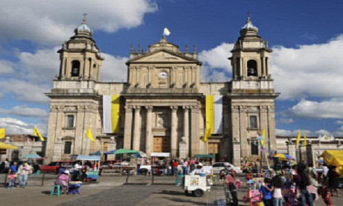 Guatemala. Nhiều bà mẹ Guatemala là tín đồ của nền văn hóa Maya vĩ đại nên họ tin rằng cho con mình tắm trong dòng nước băng giá là chìa khoá cho sự phát triển khỏe mạnh của trẻ nhỏ. Điều này ngược hẳn với niềm tin ở Mỹ khi các bà mẹ ở đây luôn muốn con được tắm trong nước ấm.