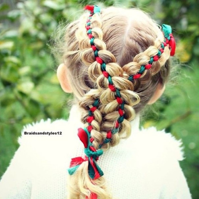 Chỉ với 2 dây ruy băng màu tượng trưng cho Giáng sinh, bà mẹ này đã khéo léo tạo kiểu tóc cho con vô cùng độc đáo.