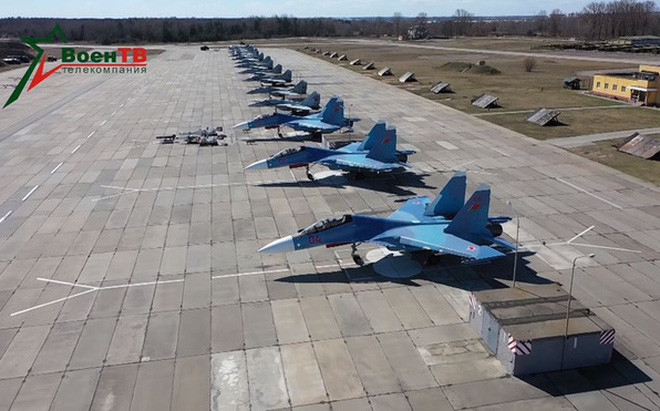 Người ta suy đoán rằng Belarus có thể mua thêm các phi đội Su-30SM để thay thế các máy bay chiến đấu MiG-29 nhẹ hơn nhiều trong biên chế và có thể được Nga chào bán với giá rất ưu đãi để hỗ trợ an ninh tập thể.