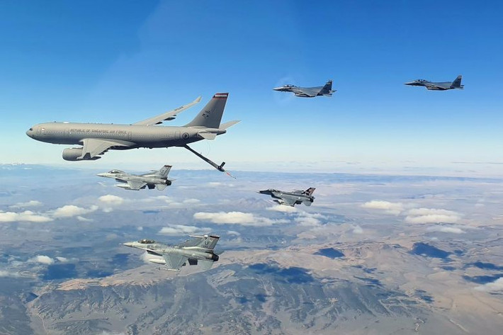 A330 MRTT có thể mang trọng tải tối đa lên tới 45 tấn, kết hợp khoang hành khách và tầng dưới tối đa 300 hành khách. Ngoài ra, máy bay có thể bố trí cabin MedEvac với 40 cáng cứu thương, 20 chỗ cho nhân viên y tế và 100 hành khách; 27 container LD3 hoặc tám tấm pallet quân sự.