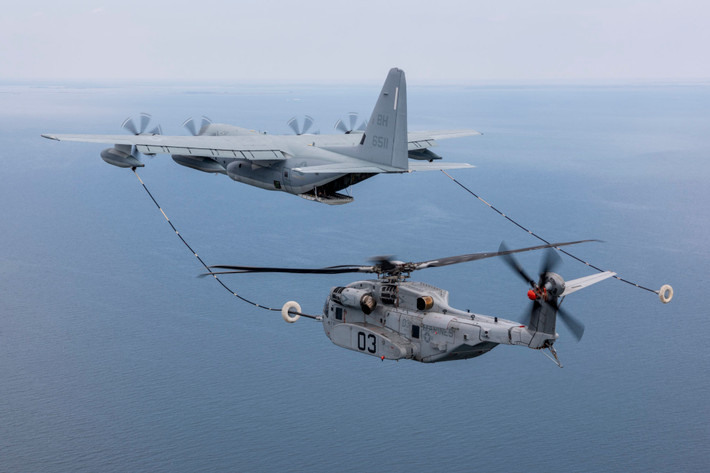 KC-130 có sức chứa nhiên liệu là 27.215kg. Khi cần thêm nhiên liệu, máy bay có thể giảm tải thêm 11.064 kg nhiên liệu từ thân máy bay để hỗ trợ máy bay khác. Hệ thống này cũng hoạt động mà không cần thùng chứa thân máy bay, do đó, khoang hàng hóa có thể được sử dụng để chở hàng trong cùng một nhiệm vụ, mang lại cho máy bay sự linh hoạt hơn nữa.
