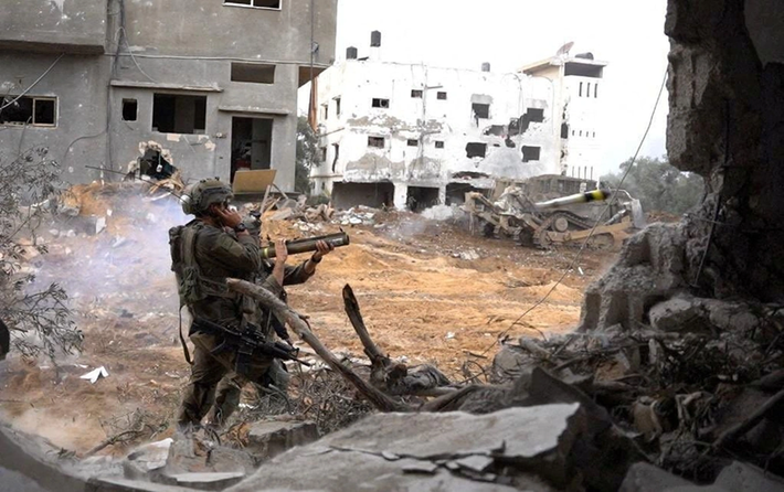 Tại khu vực phía bắc Dải Gaza, một sư đoàn của Quân đội Israel đã bị lực lượng vũ trang Hamas bao vây tấn công. Hamas đã phát động ba cuộc tấn công bất ngờ từ nhiều hướng, khiến Quân đội Israel rơi vào thế bị động. Lần này, lực lượng Hamas gần như đã huy động toàn bộ sức mạnh, sử dụng tất cả các loại vũ khí có thể khiến Quân đội Israel phải đối mặt với áp lực. Ảnh: Reuters.