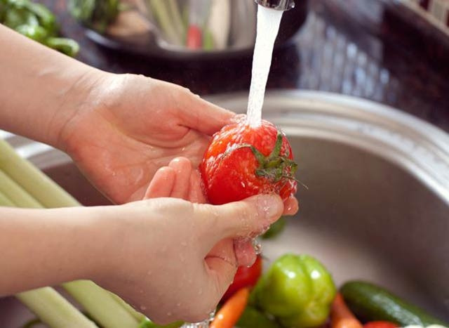 Ăn nhiều thực phẩm chứa thuốc trừ sau này, các trẻ em sẽ dễ bị đối mặt với chứng rối loạn tăng động giảm chú ý (ADHD). Theo đó, trẻ mắc bệnh này không chú ý được lâu, không thể ngồi yên lâu và hay hành động một cách bộc phát, không kìm chế được. Để tránh cơ thể tiếp xúc với hóa chất độc hại này nên chọn các loại trái cây và rau củ hữu cơ và rửa thật sạch trước khi ăn.