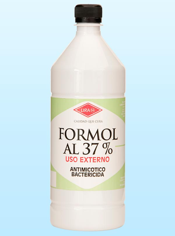 Formol. Formol có tên hóa học là formaldehyde, công thức la HCHO. Ở dạng lỏng, formol có mùi rất khó ngửi và chỉ được tung ra thị trường dưới dạng hòa tan trong rượu methanol từ 37 – 50%. Do đó, ngoài độc chất là formol, chúng ta cũng cần để ý đến độc tính của rượu methanol hay methylic. Trong quá trình chưng cất rượu ethylic, hay rượu cồn, luôn luôn có thêm một phó phẩm là methanol rất độc.