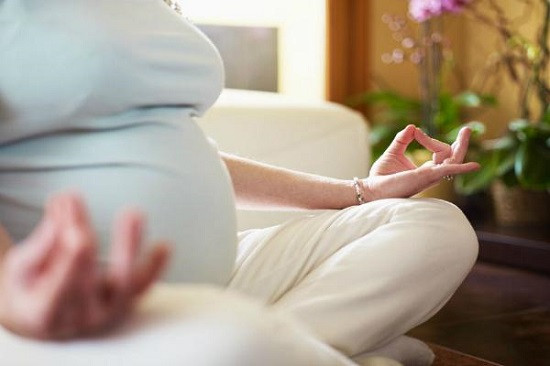 4. Không nên ngồi một chỗ quá lâu. Mẹ cũng nên dành thời gian 5-10 phút để nghỉ ngơi trong giờ làm việc, sẽ dễ chịu hơn nhiều. Nếu cho phép bạn nên có những tập luyện nhẹ nhàng. Không nên nằm ngay sau khi ăn xong.