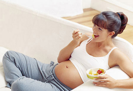 2. Ăn nhiều bữa nhỏ trong ngày. Nên chia ra nhiều bữa trong ngày, mỗi bữa ăn lượng vừa phải để giữ cho bụng luôn có cảm giác no cũng là một cách hiệu quả để hạn chế những cơn ốm nghén. Một khi dạ dày trống rỗng thì sẽ càng làm những cơn ốm nghén trầm trọng hơn. Nên có bữa ăn sáng đầy đủ, bữa ăn trưa, bữa ăn chiều rồi bữa ăn tối. Ngoài ra nên chọn đồ ăn lạnh như salad, sữa chua hoặc các món đã để nguội. Bởi lẽ khi còn nóng chúng dậy mùi càng khiến buồn nôn nhiều hơn.