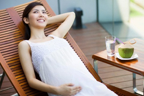 3. Chọn những thực phẩm giàu protein. Nên chọn thực phẩm giàu vitamine B và protein, ăn thêm những loại hạt: hạnh nhân, hạt giẻ ngược lại nên tránh thức ăn chiên, nhiều gia vị có thể tăng cảm giác buồn nôn.