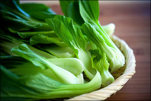 Rau cải. Đây là loại rau thu hút nhiều sâu bọ khi trồng trên đất. Vì vậy, các chủ vườn thường tăng cường tưới thuốc trừ sâu, phân đạm cho rau vào khoảng thời gian trước khi thu hoạch. Điều này rất nguy hiểm vì khi đưa vào sử dụng, dư lượng phân bón, thuốc trừ sâu trong rau còn cao do không có đủ thời gian để phân hủy.