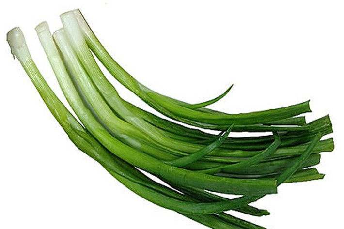 Hành lá. Để chọn được hành ngon, sạch bạn hãy chọn những cây hành có màu xanh đậm, ống lá hành vừa phải. Bạn đừng chọn những cây hành vươn dài đều nhau, màu xanh nhạt, ống lá to và dễ nát. Vì đó chắc chắn là hành đã bị ngậm hóa chất.
