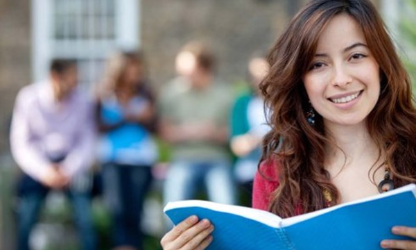 Thứ 7, giúp phụ nữ khêu gợi hơn. Diện đồ khêu gợi hơn. Một nghiên cứu đăng trên chuyên sanJournal of Consumer Research cho thấy phụ nữ có xu hướng theo đuổi những trang phục khêu gợi hơn khi bước vào giai đoạn rụng trứng của chu kỳ kinh nguyệt. Hiện tượng này không xuất hiện ở những phụ nữ nằm ngoài giai đoạn rụng trứng.
