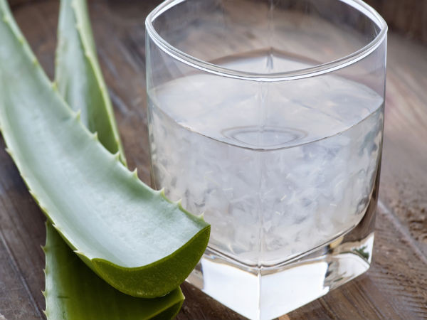 Gel lô hội và dầu oliu. Trộn một muỗng canh gel lô hội với 1 muỗng cà phê dầu oliu. Áp dụng hỗn hợp này lên mặt, cổ và massage nhẹ nhàng. Bạn có thể dùng hỗn hợp này làm mặt nạ ngủ qua đêm.
