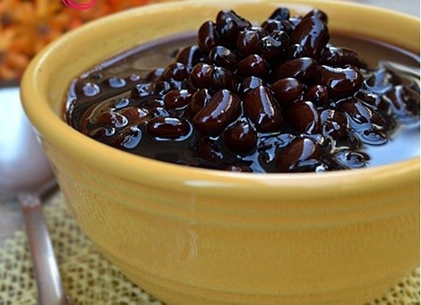 Công thức detox giảm cân, thanh lọc cơ thể dễ làm nhất là kết hợp giấm táo với đậu đen. Trước tiên bạn sẽ rang đậu đen trên ngọn lửa nhỏ cho đến khi đậu chín, tắt bếp và để nguội đậu. Tiếp đến cho hết phần đậu vào 1 hũ giấm táo, đậy kín nắp, sau 5 ngày là có thể lấy ra và sử dụng. Để giảm cân nhanh với phương pháp này, mỗi ngày bạn chỉ cần ăn khoảng 3 muỗng đậu đen ngâm giấm trước bữa ăn 15 – 30 phút.