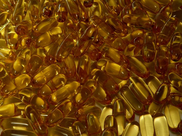 Dầu cá omega-3. Đây là một loại dầu thiên nhiên chứa nhiều chất dinh dưỡng giúp cho cơ thể khỏe mạnh. Dầu cá chứa lượng lớn axit béo tốt omega-3, dưỡng chất giúp cải thiện sức khỏe tim mạch và trí não của bạn.
