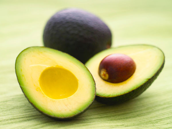 Tinh dầu quả bơ. Trong tinh dầu bơ có chứa nhiều vitamin, đặc biệt là hàm lượng vitamin E, A,D khá cao có công dụng chống lại các dấu hiệu lão hóa vô cùng hiệu quả. Nếu biết cách sử dụng tinh dầu bơ thường xuyên, bạn sẽ có được làn da tươi trẻ, rạng rỡ hơn mỗi ngày.